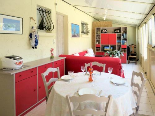 une cuisine et une salle à manger avec une table et des chaises dans l'établissement Holiday Home Mandarine by Interhome, à Andernos-les-Bains