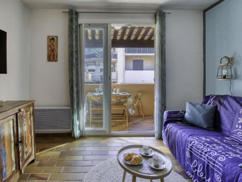 sala de estar con sofá púrpura y mesa en Apartment Les Aigues Marines-69 by Interhome, en Saint-Cyr-sur-Mer