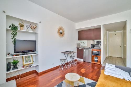 un salon avec un canapé et une cuisine dans l'établissement Alex Mari - Studio cosy en plein coeur du vieux Nice, à Nice