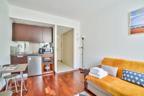 un salon avec un canapé et une cuisine dans l'établissement Alex Mari - Studio cosy en plein coeur du vieux Nice, à Nice