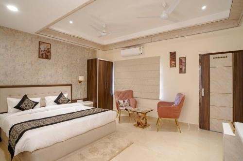 Postel nebo postele na pokoji v ubytování HOTEL OMKAR INTERNATIONAL VARANASI --A Premium Luxury Hotel -- 5-Star Feel At An Affordable Price --