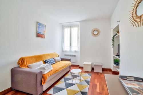 un salon avec un canapé et une table dans l'établissement Alex Mari - Studio cosy en plein coeur du vieux Nice, à Nice