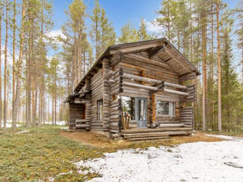 eine Blockhütte im Wald in der Unterkunft Holiday Home Keloaitta by Interhome 