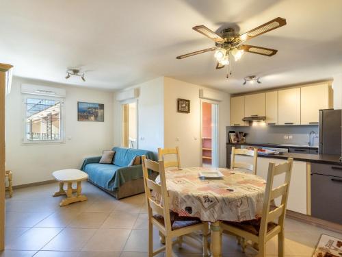 une cuisine et un salon avec une table et un canapé dans l'établissement Apartment L'Eden-5 by Interhome, au Lavandou