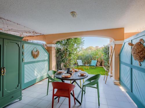 d'une terrasse avec une table et des chaises. dans l'établissement Apartment Les Calanques de boulouris by Interhome, à Saint-Raphaël