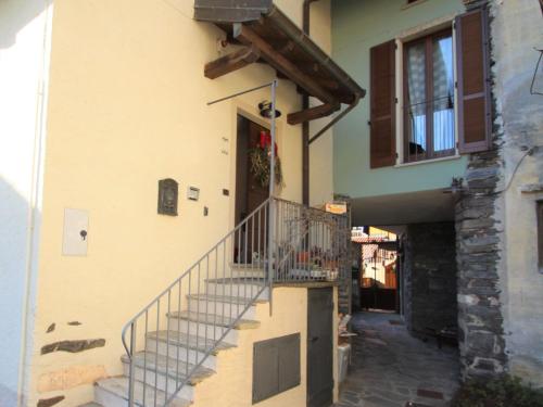 una scala che porta a un edificio con porta di Holiday Home Silvia by Interhome a Mergozzo