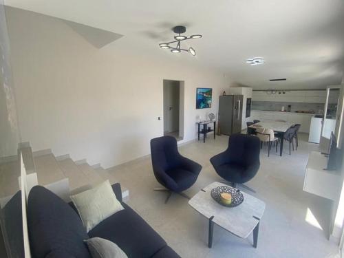 un salon avec un canapé, des chaises et une table dans l'établissement Villa Villa Vallon d'Aiguebelle by Interhome, au Lavandou