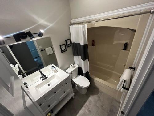 uma casa de banho com um lavatório, um WC e um chuveiro em NEW Large Luxurious 2BR Condo in the Heart of Uptown Coffee, Wifi em Saint John