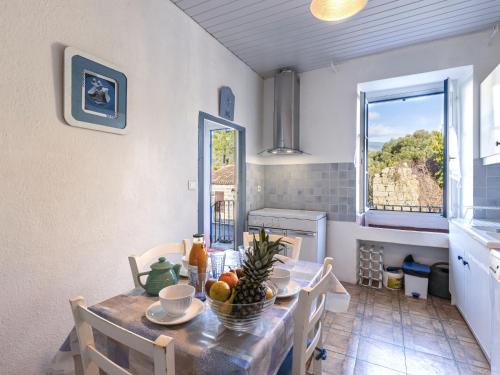 une cuisine et une salle à manger avec une table et des chaises dans l'établissement Apartment Santa by Interhome, à Porto-Vecchio