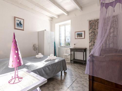 une chambre avec un lit et une table avec une lampe dans l'établissement Apartment Santa by Interhome, à Porto-Vecchio