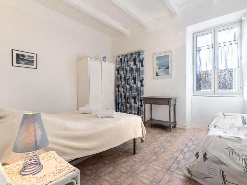 une chambre avec un lit, une table et un bureau dans l'établissement Apartment Santa by Interhome, à Porto-Vecchio