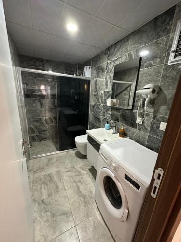 a bathroom with a washing machine and a toilet at İnandım Suit Apart Günlük Kiralık Daire in Eskisehir