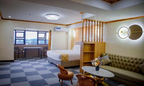 um quarto de hotel com uma cama, uma mesa e cadeiras em 456 Hotel em Baguio
