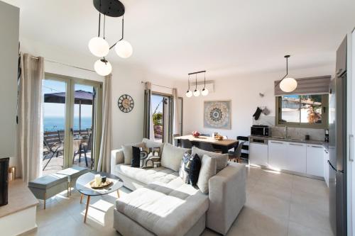 Athanion Sunset House في أثانيون: غرفة معيشة بها أريكة وطاولة