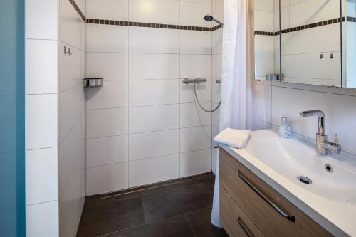 a bathroom with a sink and a shower at Fewo Kirchheim in Kirchheim