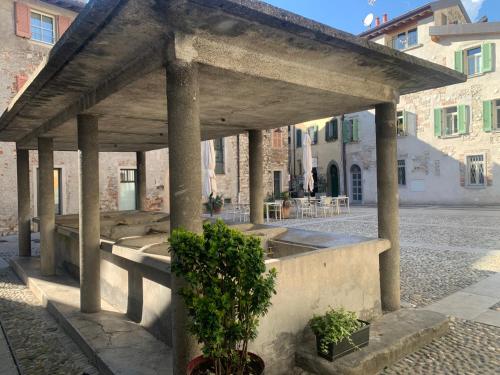 a pavilion in a courtyard in a building at In centro a due passi dal lago in Iseo