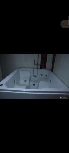 uma banheira branca na casa de banho com em اكتوبر غرب سوميد em Cidade 6 de Outubro