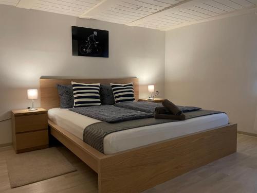 um quarto com uma cama grande e 2 candeeiros em Ferienhaus Lenartz em Kliding
