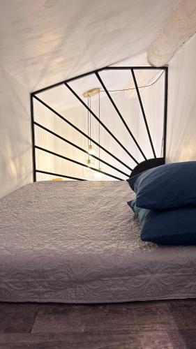 - une chambre avec un lit et une paroi en verre dans l'établissement Wolf Duplex Heart of Cannes & Beaches, à Cannes