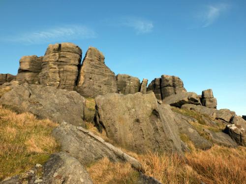 un grupo de rocas en la cima de una colina en Todmorden Bed & Breakfast - The Toothless Mog, en Walsden