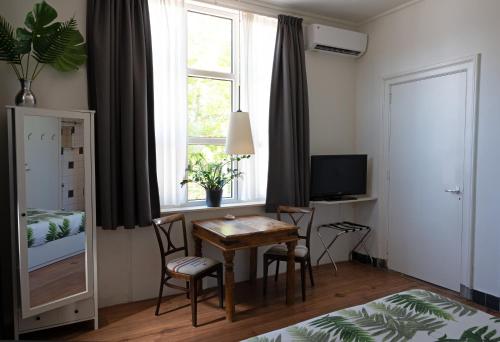 TV a/nebo společenská místnost v ubytování B&B Het Oude Postkantoor