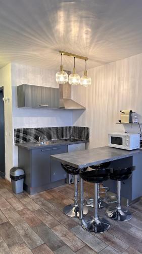 une cuisine avec une table et un comptoir dans l'établissement Wolf Duplex Heart of Cannes & Beaches, à Cannes