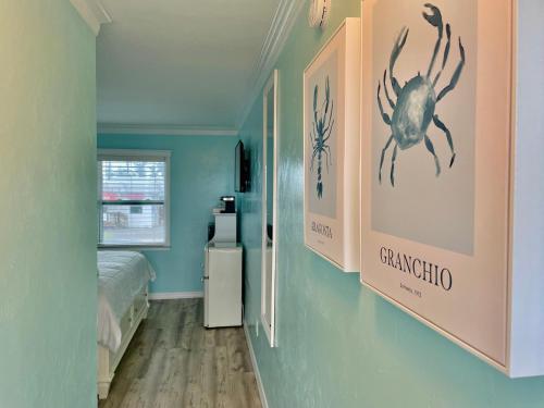 um quarto com um quarto com uma aranha na parede em Flamingo Inn em Fort Myers Beach