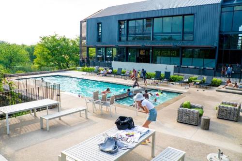 een persoon die voor een zwembad staat bij 1 Elizabeth Place - Luxury Executive Apartment, free Wi-Fi in Midrand