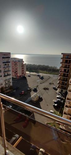una vista de un aparcamiento con aviones estacionados en Mamaia Apartments Summerland Club, en Mamaia