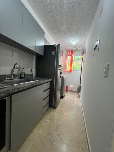 Η κουζίνα ή μικρή κουζίνα στο Ibague, Apartamento amoblado, cómodo y bien ubicado cerca al centro comercial la estación