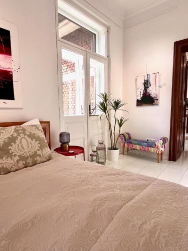 Letto o letti in una camera di KUNST-VILLA Apartments Suite mit Privatpool GrazSüd, Apartment mit Gartenblick ohne Pool