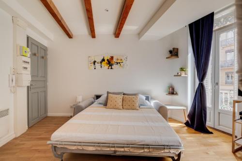 a bedroom with a bed in a room at Wood Mood - charmant studio central in Toulouse