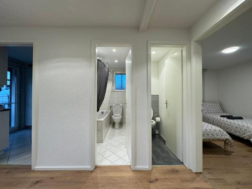 una camera da letto e un bagno con servizi igienici. di 4-Zimmerwohnung in Einfamilienhaus mit Garten und Parkplatz a Volketswil