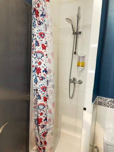 une douche avec un rideau de douche dans une salle de bain dans l'établissement Wolf Duplex Heart of Cannes & Beaches, à Cannes