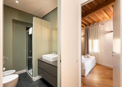 y baño con lavabo y aseo. en TG - One bedroom luxury apartment in the fashion district, en Florencia
