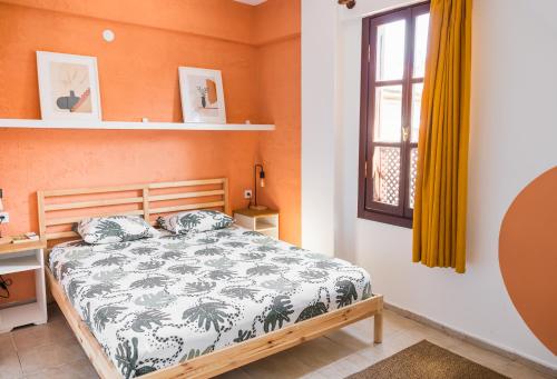 1 dormitorio con cama y ventana en Boho Oldtown Apart, en Antalya