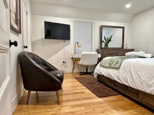 sypialnia z łóżkiem, krzesłem i biurkiem w obiekcie Harvrd-MIT-B.U./Parkfree/Single Family residence w mieście Boston