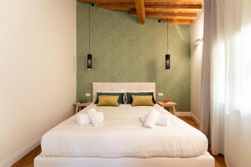 1 dormitorio con 1 cama blanca grande y 2 almohadas en TG - One bedroom luxury apartment in the fashion district, en Florencia