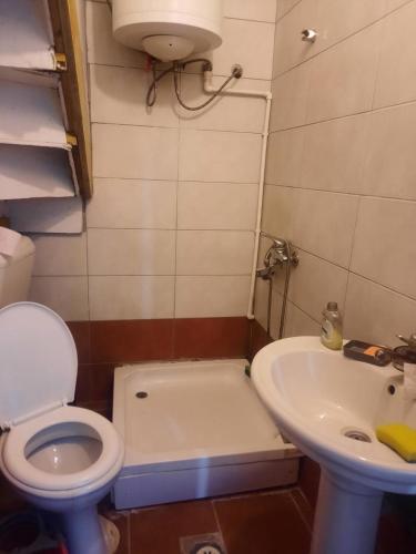 uma pequena casa de banho com WC e lavatório em Dardani em Pristina
