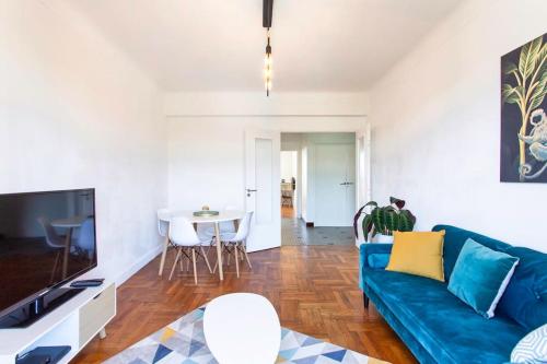 un soggiorno con divano blu e tavolo di Cassin - Bel appartement T3 proche de la mer a Nizza