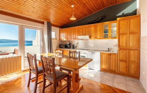 Η κουζίνα ή μικρή κουζίνα στο Two-Bedroom Apartment In Nemira