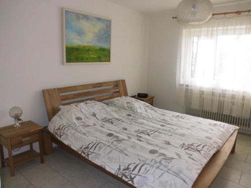 Schlafzimmer mit einem Bett und einem Fenster in der Unterkunft Ferienwohnung Tante Martha in Auchen