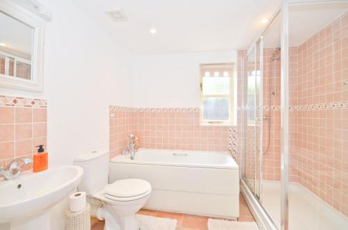 The Hayloft في Newchurch: حمام مع حوض ومرحاض ومغسلة
