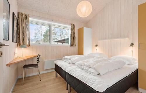 Postel nebo postele na pokoji v ubytování Gorgeous Home In Oksbl With Sauna