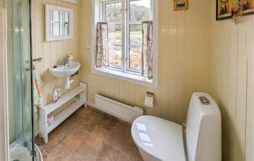 baño con aseo y lavabo y ventana en Nice Home In Feda With Kitchen en Feda