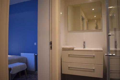 bagno con lavandino e specchio di Rembrandtplein house A ad Amsterdam