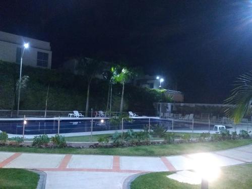 a view of a swimming pool at night at APARTAMENTO AMOBLADO SECTOR MARAYA in Pereira