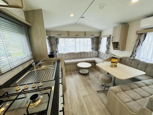 a kitchen and living room of a caravan at DD 58 - Camping de Duindoorn - AIRCO in IJmuiden