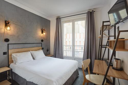 Habitación de hotel con cama y ventana en Hotel Auguste en París