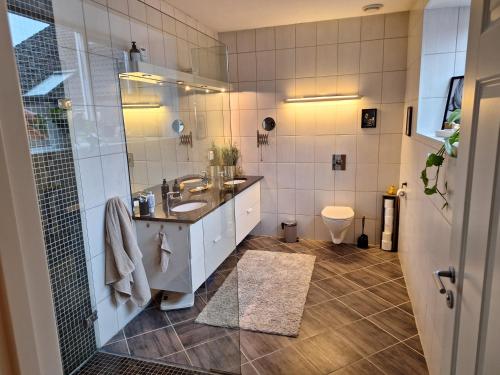 a bathroom with a sink and a shower at Unik, stor leilighet i hjertet av Sandnes in Sandnes